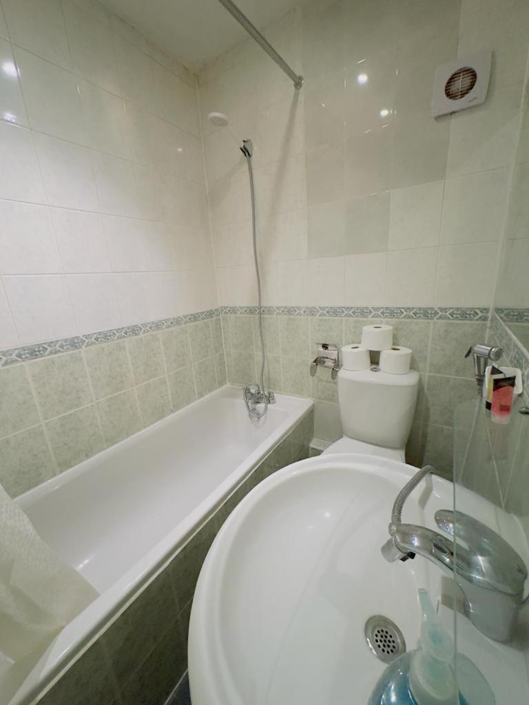 Bright Budget Studio Apartment In Central London Londres Exterior foto