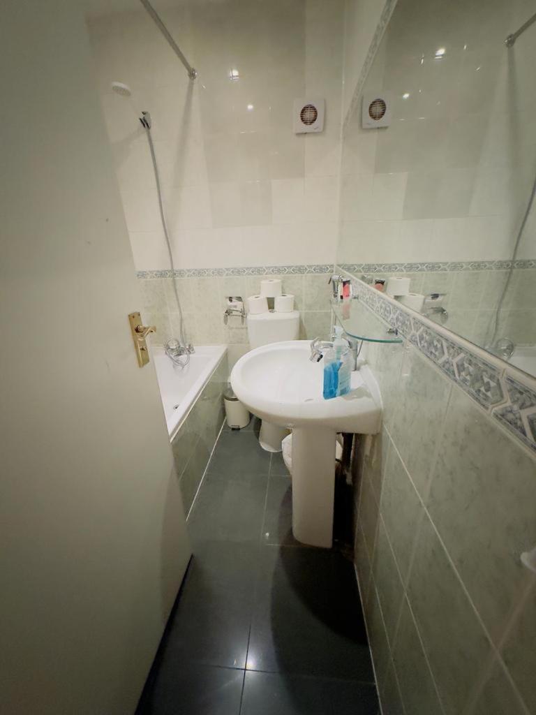 Bright Budget Studio Apartment In Central London Londres Exterior foto